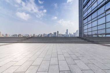 Panoramik siluet ve boş yolu, boş beton zemini olan modern iş binaları.