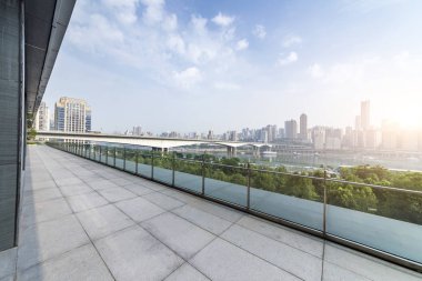 Panoramik siluet ve boş yolu, boş beton zemini olan modern iş binaları.