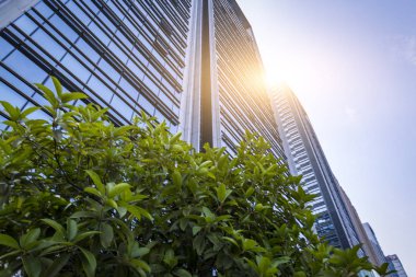 Modern gökdelenlerin mavi gökyüzüne karşı alt görünümü