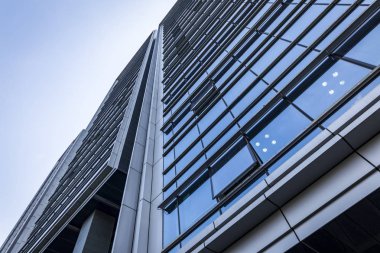 Modern gökdelenlerin mavi gökyüzüne karşı alt görünümü