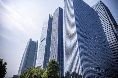 Modern gökdelenlerin mavi gökyüzüne karşı alt görünümü