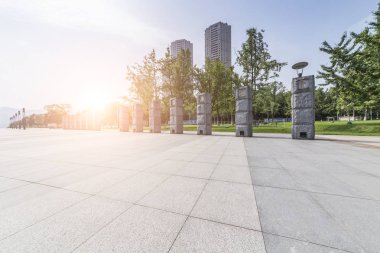 Panoramik siluet ve boş yolu, boş beton zemini olan modern iş binaları.