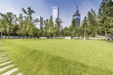 Panoramik siluet ve boş yolu, boş beton zemini olan modern iş binaları.