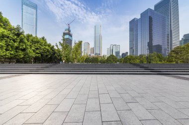 Panoramik siluet ve boş yolu, boş beton zemini olan modern iş binaları.