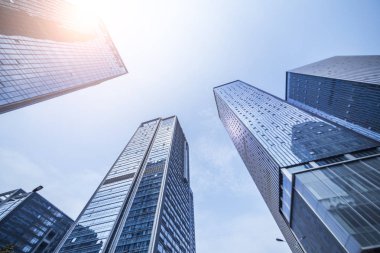 Modern gökdelenlerin mavi gökyüzüne karşı alt görünümü