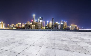 Panoramik siluet ve boş yolu, boş beton zemini olan modern iş binaları.