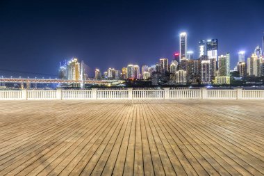 Panoramik siluet ve boş yolu, boş beton zemini olan modern iş binaları.