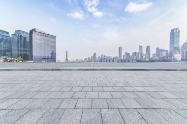 Panoramik siluet ve boş yolu, boş beton zemini olan modern iş binaları.