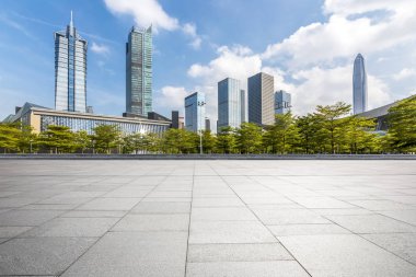 Panoramik siluet ve boş yolu, boş beton zemini olan modern iş binaları.