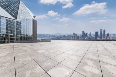 Panoramik siluet ve boş yolu, boş beton zemini olan modern iş binaları.