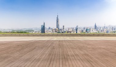 Panoramik siluet ve boş yolu, boş beton zemini olan modern iş binaları.