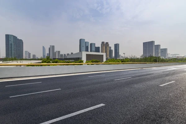 Panoramik Siluet Boş Yolu Boş Beton Zemini Olan Modern Binaları — Stok fotoğraf