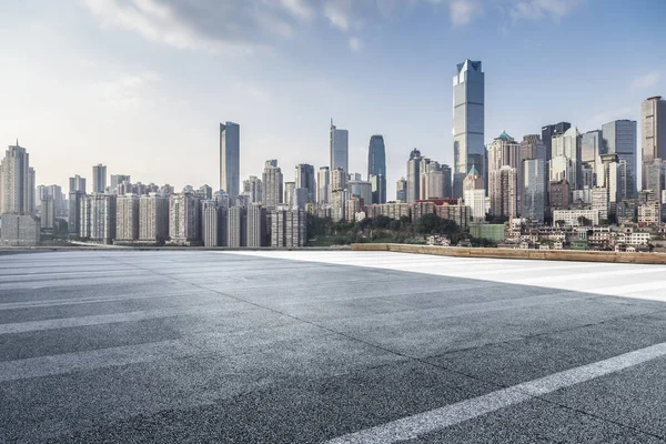 Skyline Panorâmico Modernos Edifícios Escritórios Negócios Com Estrada Vazia Piso — Fotografia de Stock