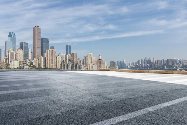 Skyline Panorâmico Modernos Edifícios Escritórios Negócios Com Estrada Vazia Piso — Fotografia de Stock