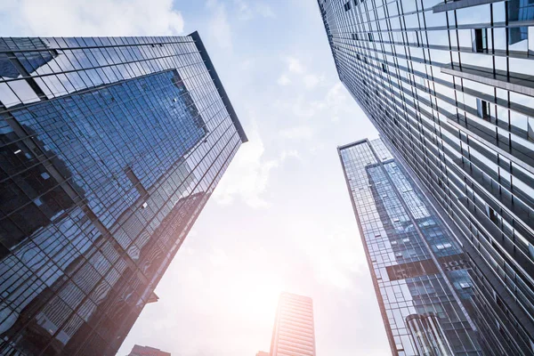 Modern gökdelenlerin mavi gökyüzüne karşı alt görünümü