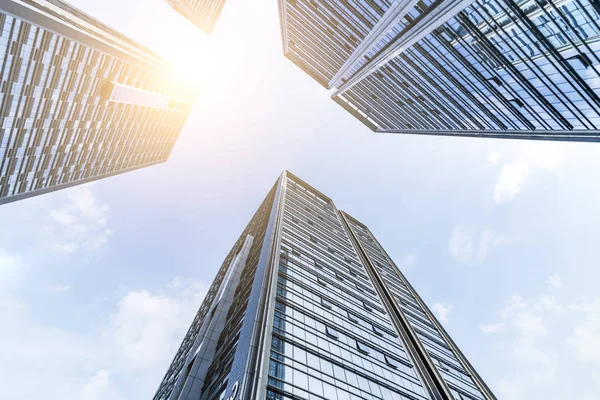 Modern gökdelenlerin mavi gökyüzüne karşı alt görünümü