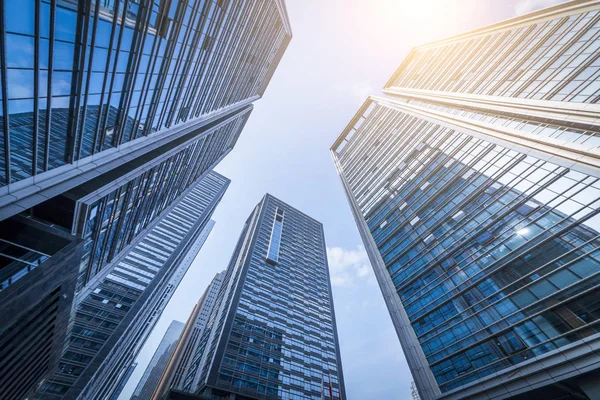 Modern gökdelenlerin mavi gökyüzüne karşı alt görünümü