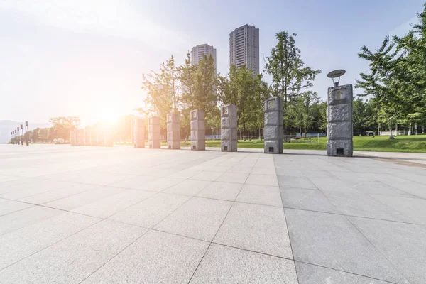 Panoramik siluet ve boş yolu, boş beton zemini olan modern iş binaları.