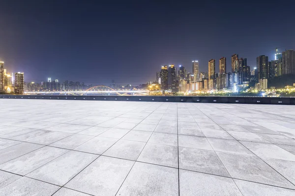 Panoramik siluet ve boş yolu, boş beton zemini olan modern iş binaları.