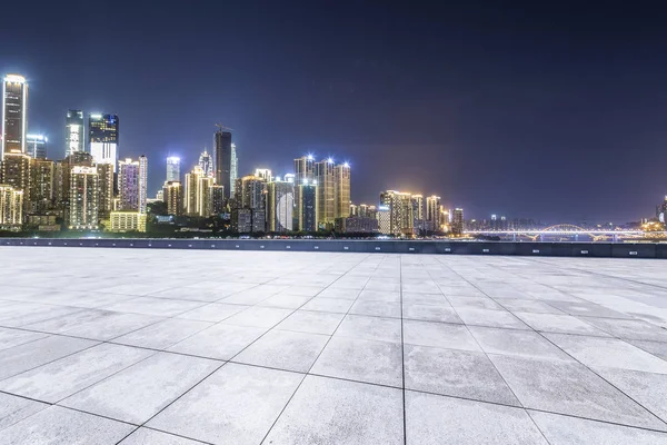 Panoramik siluet ve boş yolu, boş beton zemini olan modern iş binaları.
