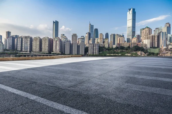 Skyline Panorâmico Modernos Edifícios Escritórios Negócios Com Estrada Vazia Piso — Fotografia de Stock