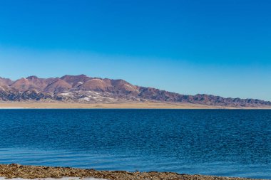 Kar dağ arka plan yılı, Çin Xinjiang, donmuş Sailimu Gölü