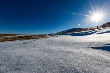 Kar dağ arka plan yılı, Çin Xinjiang, donmuş Sailimu Gölü