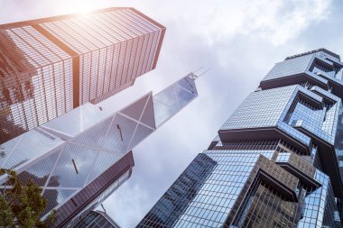 Modern gökdelenlerin mavi gökyüzüne karşı alt görünümü