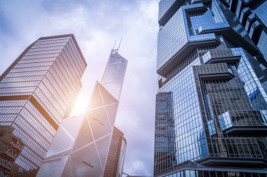 Modern gökdelenlerin mavi gökyüzüne karşı alt görünümü