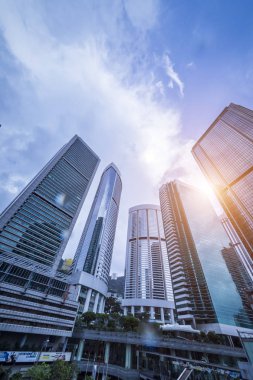 Modern gökdelenlerin mavi gökyüzüne karşı alt görünümü