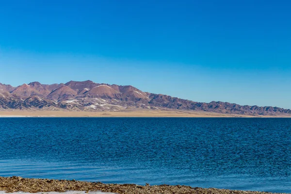 Het Bevroren Sailimu Lake Met Sneeuw Berg Achtergrond Yili Xinjiang — Stockfoto