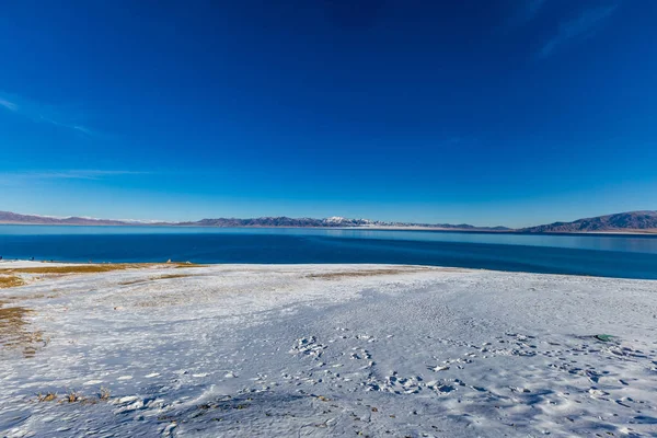 Het Bevroren Sailimu Lake Met Sneeuw Berg Achtergrond Yili Xinjiang — Stockfoto