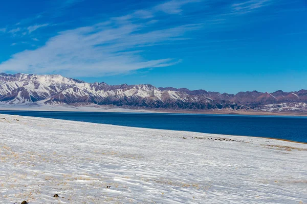 Lago Congelado Sailimu Con Fondo Montaña Nieve Yili Xinjiang China —  Fotos de Stock