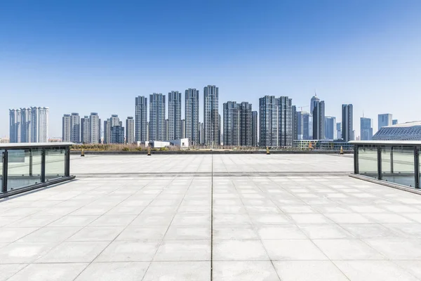 Panoramik Siluet Boş Yolu Boş Beton Zemini Olan Modern Binaları — Stok fotoğraf