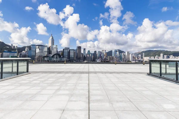 Panoramiczne Panoramy Nowoczesne Biurowce Biznesowe Pustą Drogą Pustą Betonową Podłogą — Zdjęcie stockowe