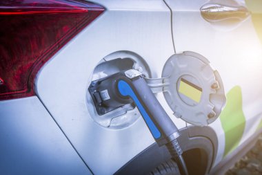 Elektrikli araba aküsünü şarj ediyorum.