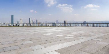 Panoramik siluet ve boş yolu, boş beton zemini olan modern iş binaları.