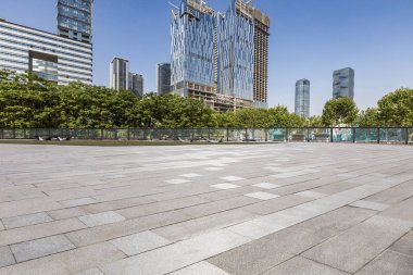 Panoramik siluet ve boş yolu, boş beton zemini olan modern iş binaları.