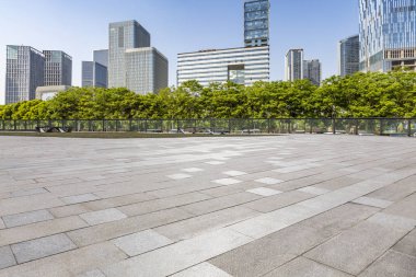 Panoramik siluet ve boş yolu, boş beton zemini olan modern iş binaları.