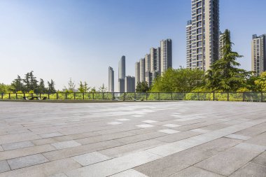 Panoramik siluet ve boş yolu, boş beton zemini olan modern iş binaları.