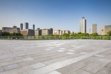 Panoramik siluet ve boş yolu, boş beton zemini olan modern iş binaları.