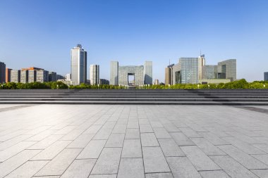 Panoramik siluet ve boş yolu, boş beton zemini olan modern iş binaları.