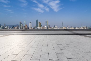 Panoramik siluet ve boş yolu, boş beton zemini olan modern iş binaları.