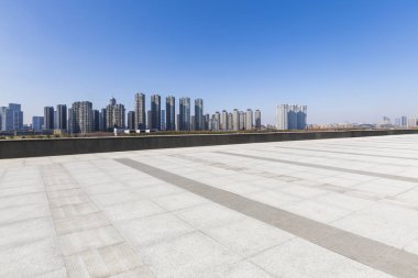 Panoramik siluet ve boş yolu, boş beton zemini olan modern iş binaları.