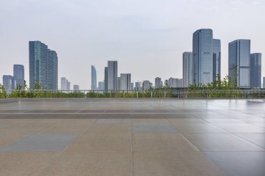 Panoramik siluet ve boş yolu, boş beton zemini olan modern iş binaları.