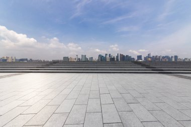 Panoramik siluet ve boş yolu, boş beton zemini olan modern iş binaları.