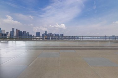 Panoramik siluet ve boş yolu, boş beton zemini olan modern iş binaları.