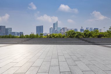 Panoramik siluet ve boş yolu, boş beton zemini olan modern iş binaları.