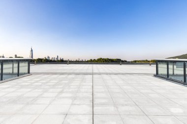 Panoramik siluet ve boş yolu, boş beton zemini olan modern iş binaları.