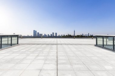 Panoramik siluet ve boş yolu, boş beton zemini olan modern iş binaları.